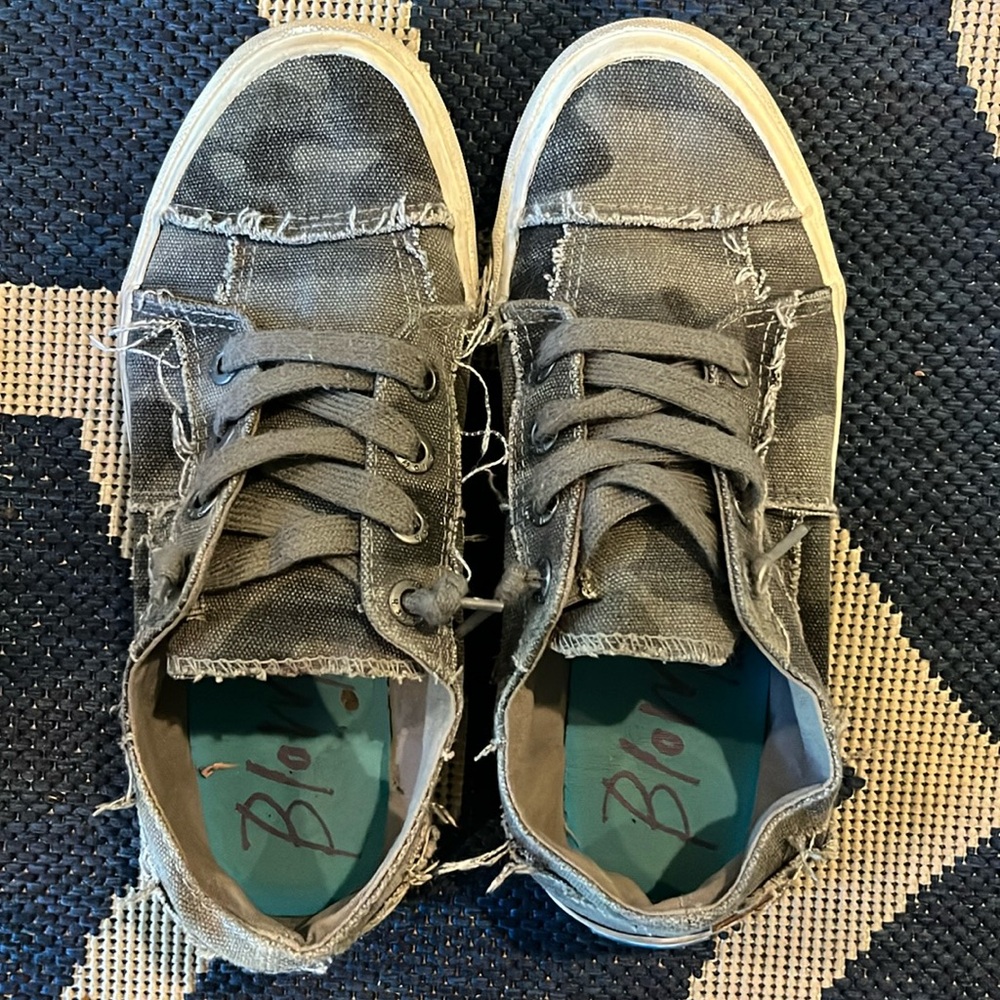 Size 8 camo sneakers. Worn many times. Listing # 437